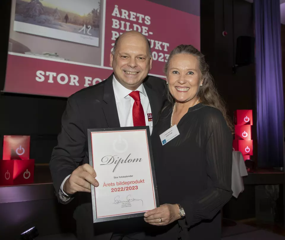 Stephan Stein (t. v.) og Lisbeth Bjerknes i Cewe Norge mottok prisen for «Årets bildeprodukt 2022/2023». Foto: Tore Skaar