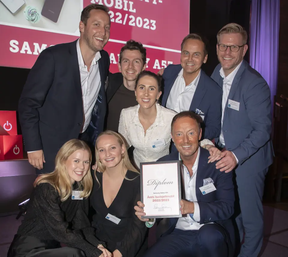 Henriette Hedenstad (f. v.), Anders Lersbryggen, Celina Røste, Petter Worum Daling, Martina Næss, Even Amdal, Øyvind Aasen og Anders Walmann i Samsung mottok prisen for «Årets budsjettmobil 2022/2023». Foto: Tore Skaar Henriette Hedenstad (f. v.), Anders Lersbryggen, Celina Røste, Petter Worum Daling, Martina Næss, Even Amdal, Øyvind Aasen og Anders Walmann i Samsung mottok prisen for «Årets budsjettmobil 2022/2023». Foto: Tore Skaar