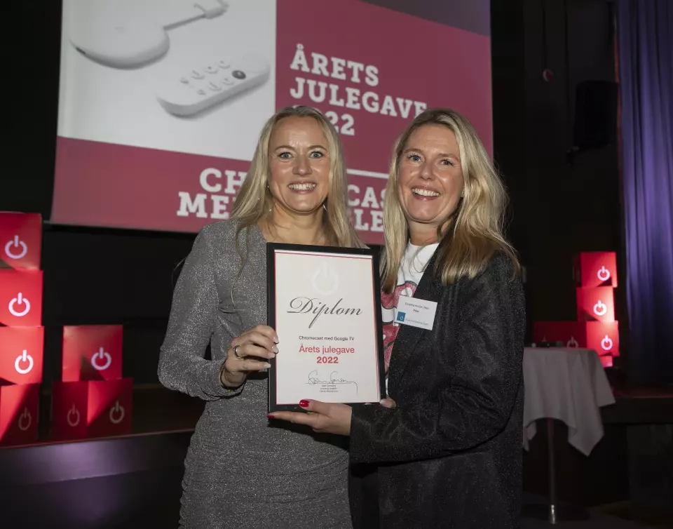 Lina Kjällström (t. v.) og Christina Hovde-Olsen i Google-selskapet Fitbit mottok prisen for «Årets julegave 2022». Foto: Tore Skaar