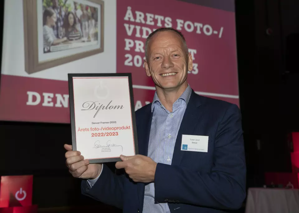 Torben Ulrich i Denver mottok prisen for «Årets foto-/videoprodukt 2022/2023». Foto: Tore Skaar