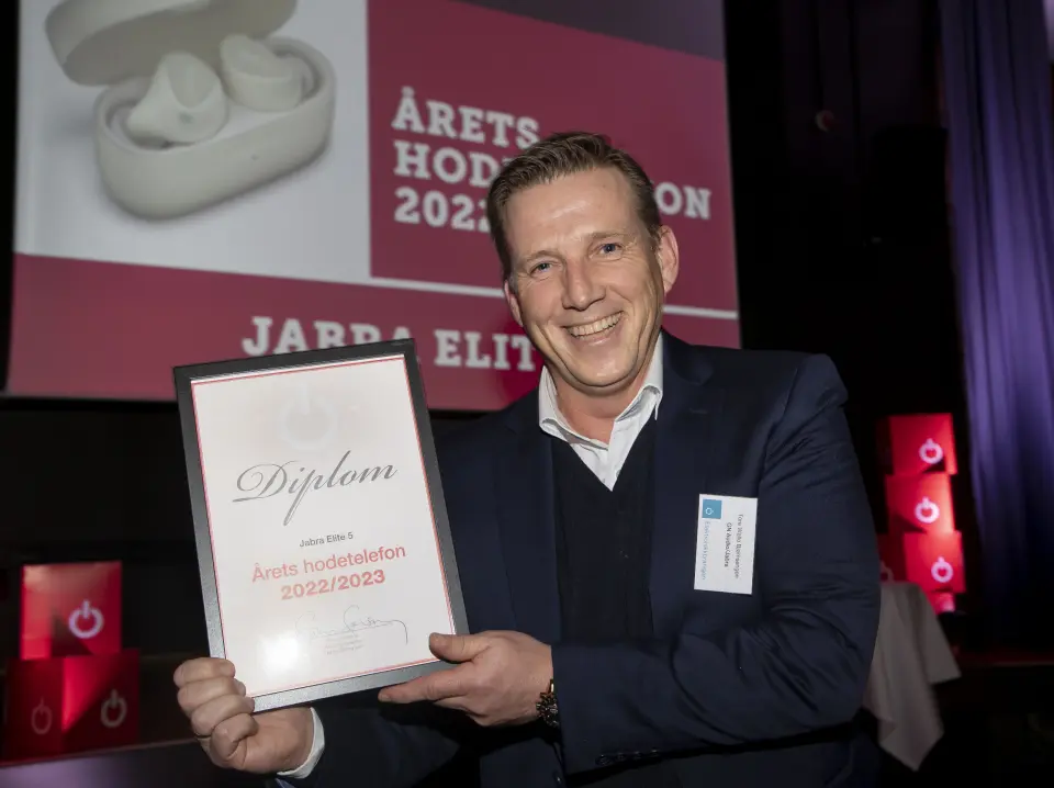 Tore Wøllo Bjørnsengen i GN Audio/Jabra mottok prisen for «Årets hodetelefon 2022/2023». Foto: Tore Skaar