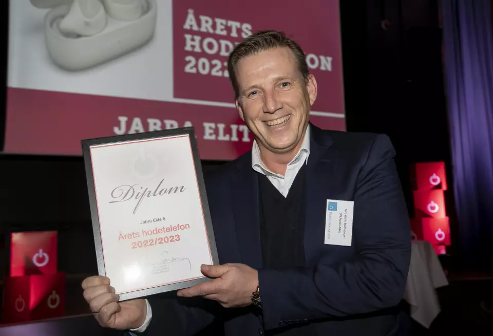 Tore Wøllo Bjørnsengen i GN Audio/Jabra mottok prisen for «Årets hodetelefon 2022/2023». Foto: Tore Skaar