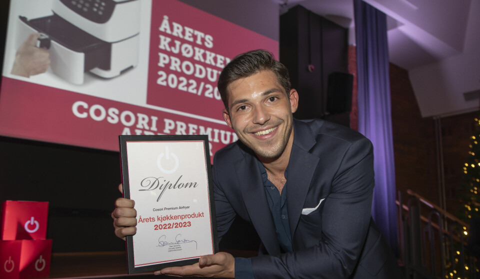 Philip Antonetti i Ledende Teknologi da Cosori Premium Airfryer i november ble kåret til «Årets kjøkkenprodukt 2022/2023». Foto: Tore Skaar