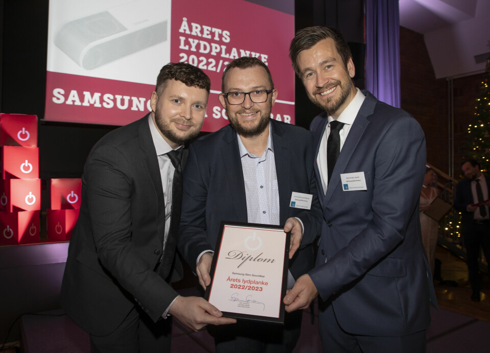 Kai Joar Kristensen (f. v.), Knut-Eirik Bruvold-Rørnes og Tor Helge Kasin i Samsung tok mot prisen for «Årets lydplanke 2022/2023». Foto: Tore Skaar