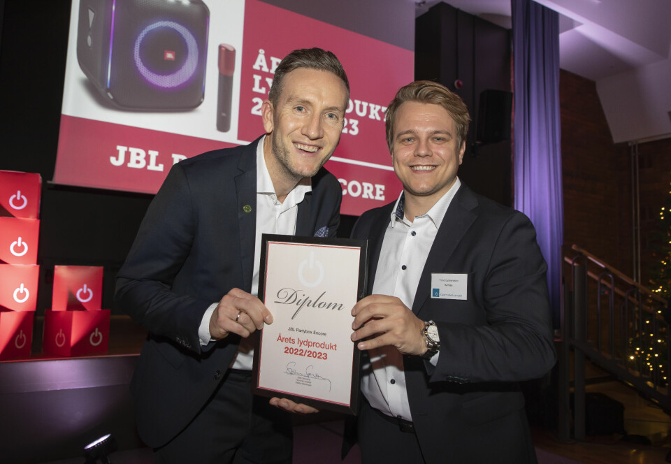 Frederic Wedeld (t. v.) og Trond Gulbrandsen i Harman mottok prisen for «Årets lydprodukt 2022/2023». Foto: Tore Skaar