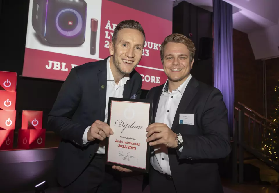 Trond Gulbrandsen (t. v.) og Frederic Wedeld i Harman mottok prisen for «Årets lydprodukt 2022/2023». Foto: Tore Skaar
