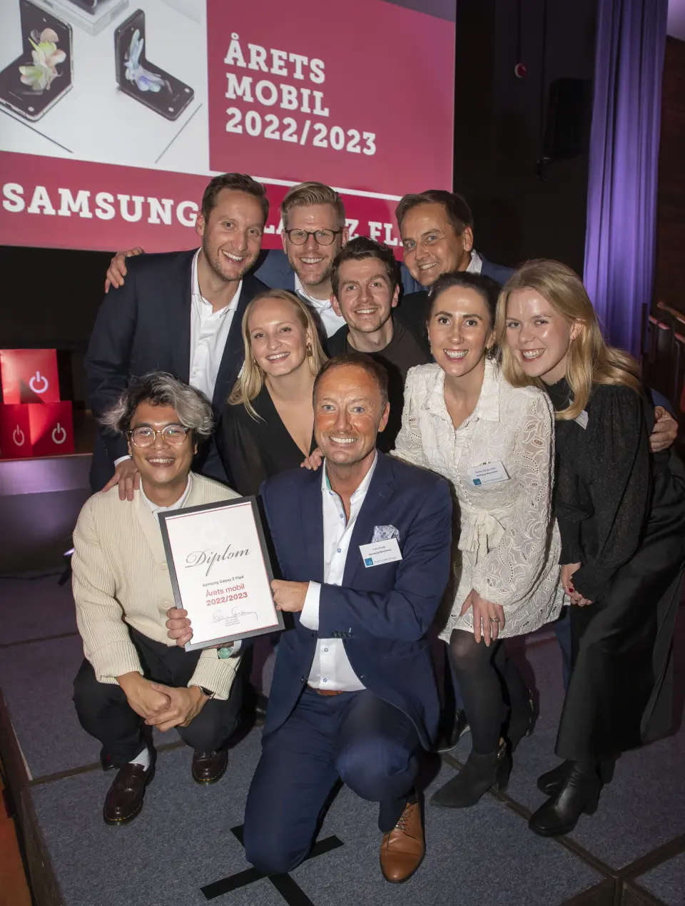 Justin Toribio (f. v.), Anders Lersbryggen, Celina Røste, Anders Walmann, Even Amdal, Petter Worum Daling, Øyvind Aasen, Martina Næss og Henriette Hedenstad i Samsung tok mot prisen for «Årets mobil 2022/2023». Foto: Tore Skaar