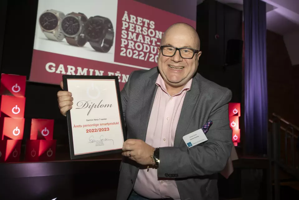 Morten Evjen i Garmin mottok prisen for «Årets personlige smartprodukt 2022/2023». Foto: Tore Skaar