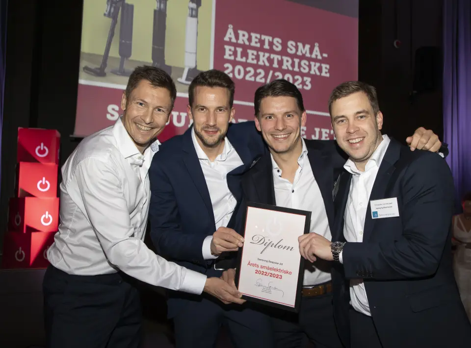 Jørgen Flåtene (f. v.), Jørgen Winje, Simen Stockinger og Christoffer Corneliussen i Samsung mottok prisen for «Årets småelektriske 2022/2023». Foto: Tore Skaar