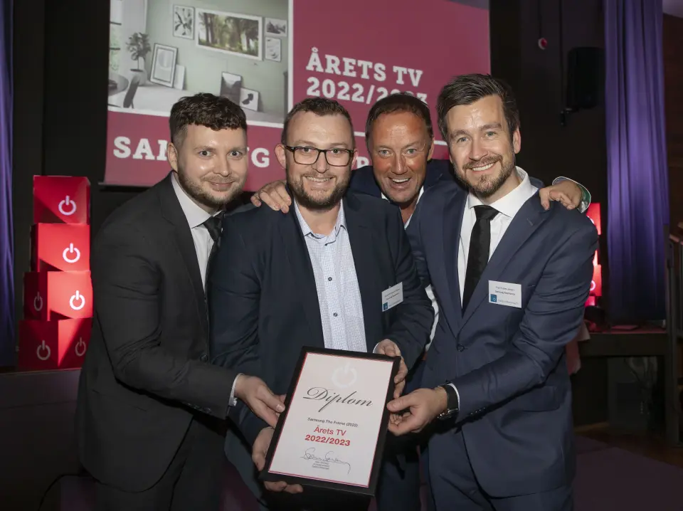 Kai Joar Kristensen (f. v.), Knut-Eirik Bruvold-Rørnes, Even Amdal og Tor Helge Kasin i Samsung mottok prisen for «Årets TV 2022/2023». Foto: Tore Skaar