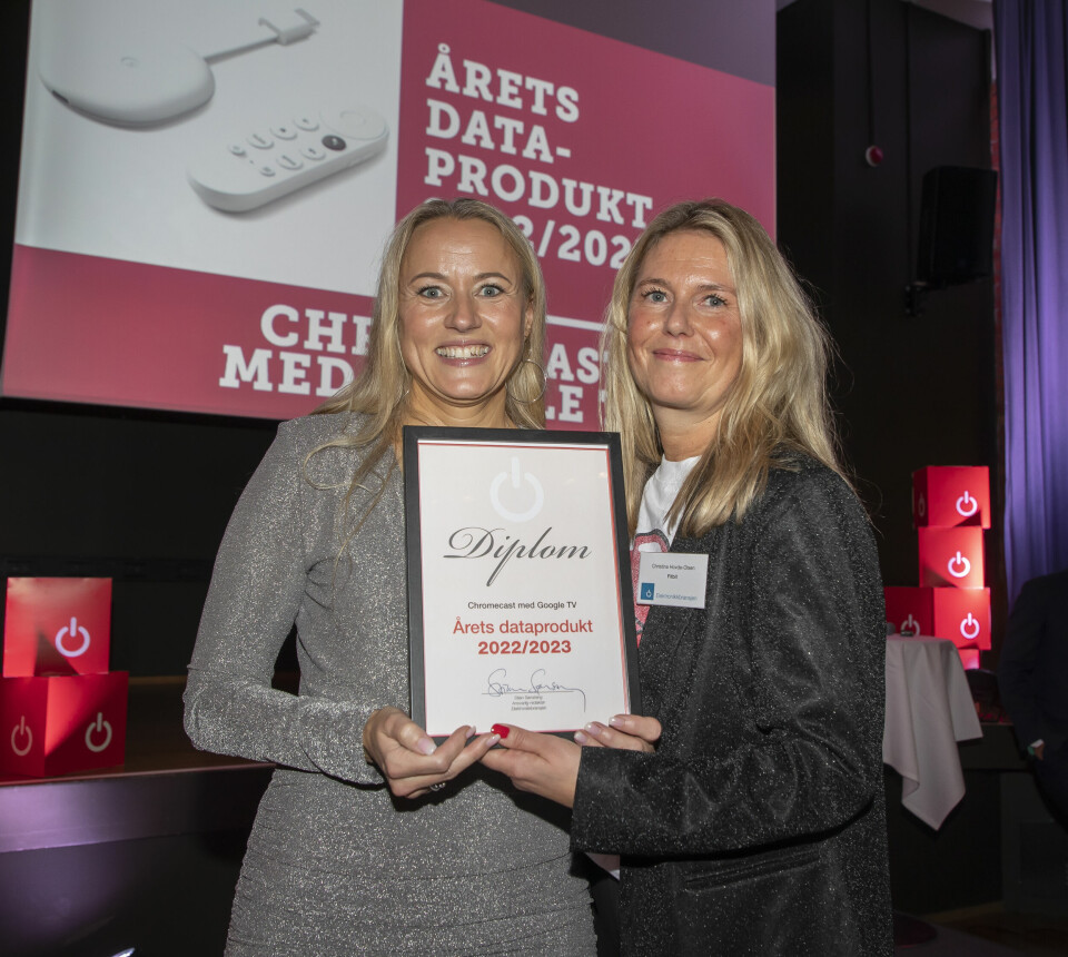 Lina Kjällström (t. v.) og Christina Hovde-Olsen fra Google-selskapet Fitbit mottok prisen for «Årets dataprodukt 2022/2023». Foto: Tore Skaar