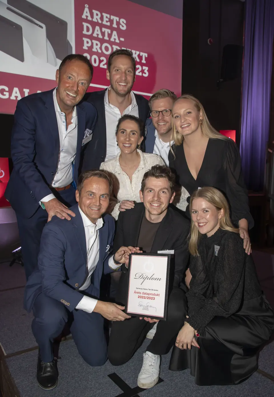 Even Amdal (f. v), Øyvind Aasen, Anders Lersbryggen, Martina Næss, Petter Worum Daling, Anders Walmann, Celina Røste og Henriette Hedenstad i Samsung mottok prisen for «Årets dataprodukt 2022/2023». Foto: Tore Skaar