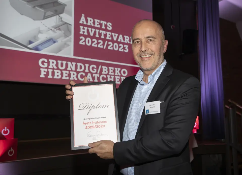 Ståle Bråthen i Grundig mottok prisen for «Årets hvitevare 2022/2023». Foto: Tore Skaar