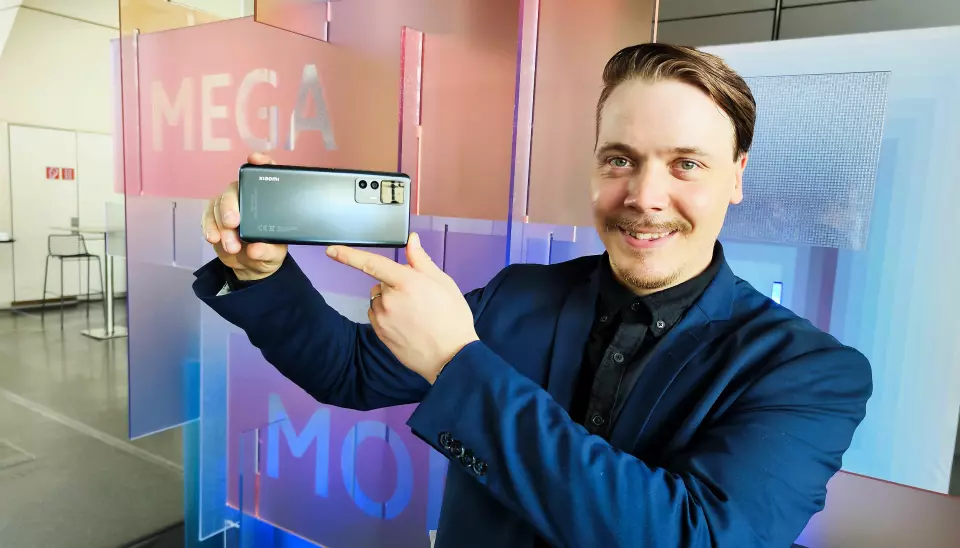 «Mega» var slagordet på Xiaomis lansering i München. Pekko Honkasalo, finsk salgssjef, viser 12T Pro, med 200 MP kamera. Pris: 8.500,- Foto: Stian Sønsteng