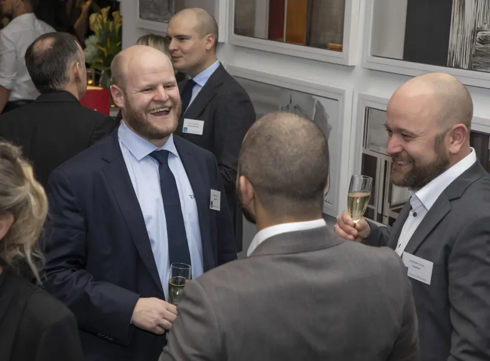 Morten Kleivane (t. v.) og Armand Gustavson (begge Temptech). I bakgrunnen Hans F. Johannesson (Elektronikkbransjen). Foto: Tore Skaar