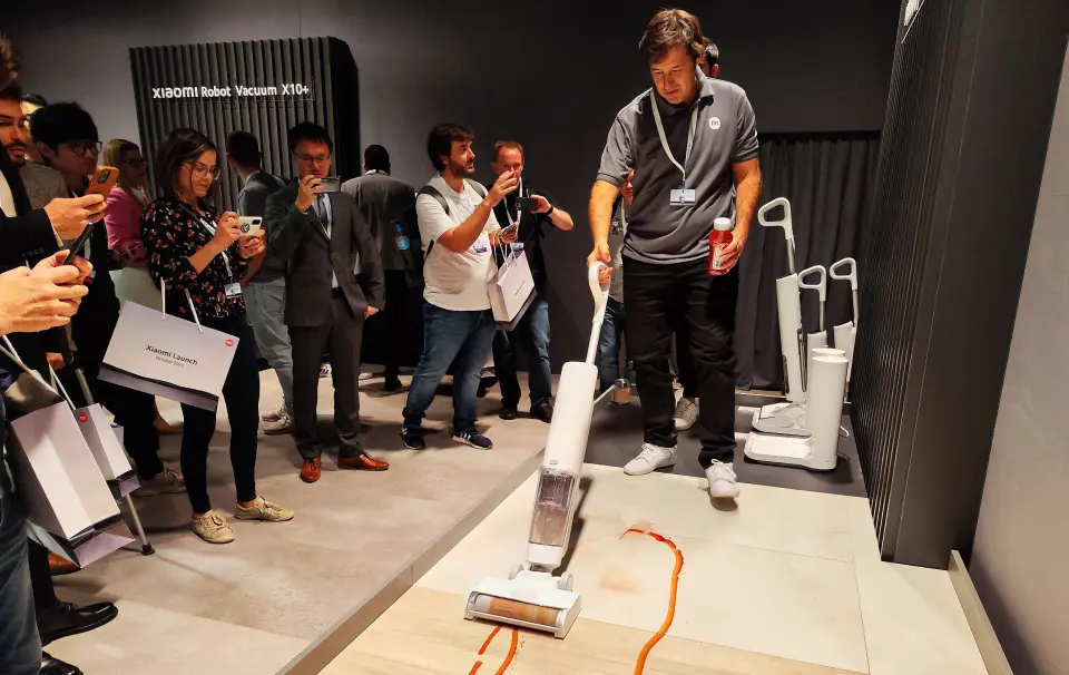 Med Xiaomi Trueclean W10 Ultra Wet Dry Vacuum fjerner ketsjupen man måtte søle på gulvet. Foto: Stian Sønsteng Med Xiaomi Trueclean W10 Ultra Wet Dry Vacuum fjerner ketsjupen man måtte søle på gulvet. Foto: Stian Sønsteng