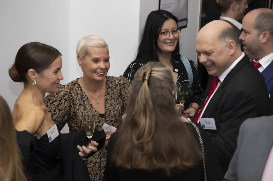 Victoria Strandskogen (f. v.), Ann Kathrin Bakken, Kristine Sjøvåg Martinsen, Stephan Stein og Harald von Arx Sandvik (alle CEWE Norge). Foto: Tore Skaar