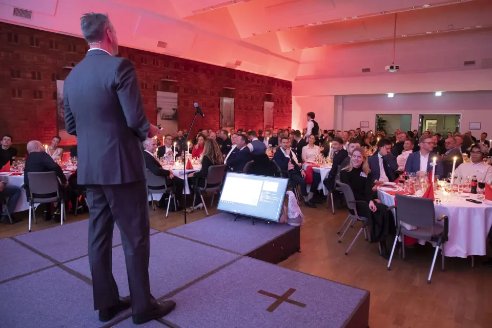 Jan Røsholm (Elektronikkbransjen) på scenen i Festsalen i Ingeniørenes hus. Foto: Tore Skaar