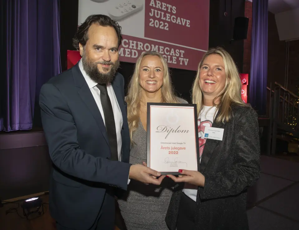 Stian Sønsteng (Elektronikkbransjen, t. v) ga prisen for «Årets julegave 2022» til Lina Kjällström og Christina Hovde-Olsen i Google-selskapet Fitbit. Foto: Tore Skaar