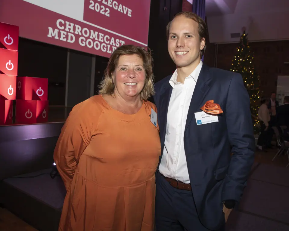 Hege Skodje (Norsirk, t .v.) og William Thomas (Retail Repair). Foto: Tore Skaar