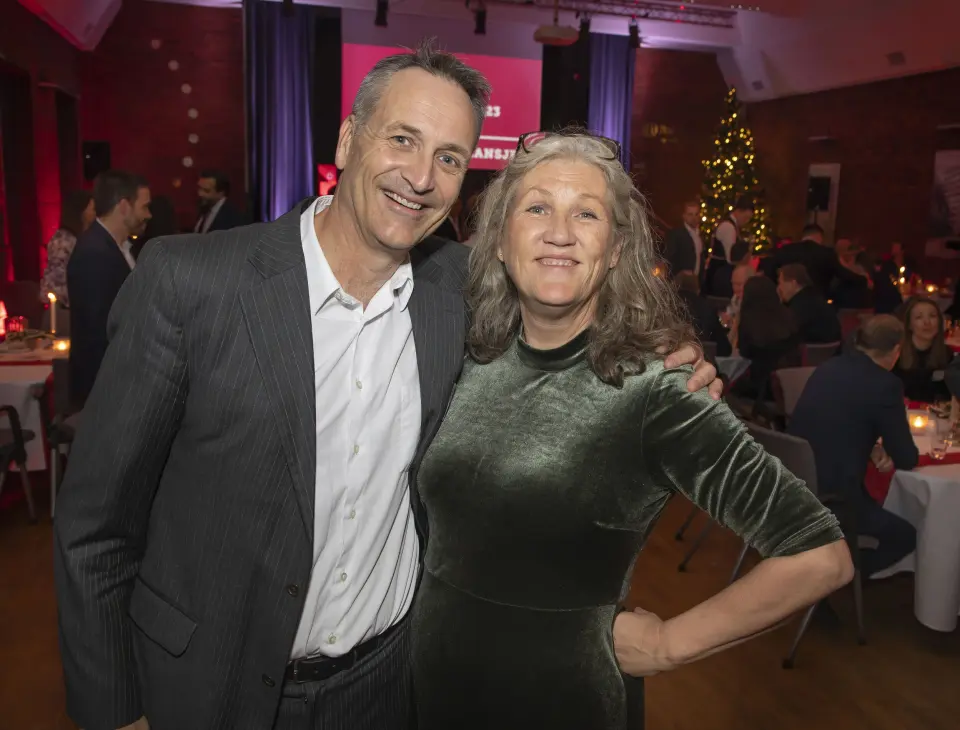 Jan Røsholm (Elektronikkbransjen, t. v.) og Lisbeth Bjerknes (CEWE Norge). Foto: Tore Skaar