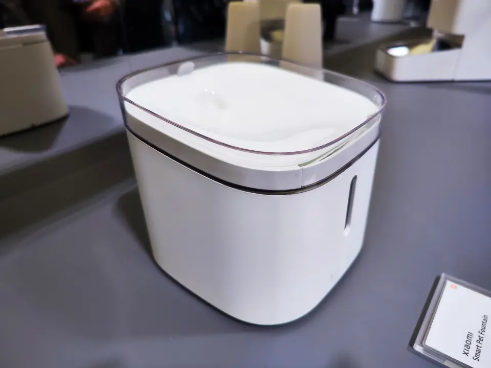 Xiaomi Smart Pet Water Fountain skal gjøre det mer fristende for kjæledyret å drikke vann. Pris: 1.000 kroner. Foto: Stian Sønsteng Xiaomi Smart Pet Water Fountain skal gjøre det mer fristende for kjæledyret å drikke vann. Pris: 1.000 kroner. Foto: Stian Sønsteng