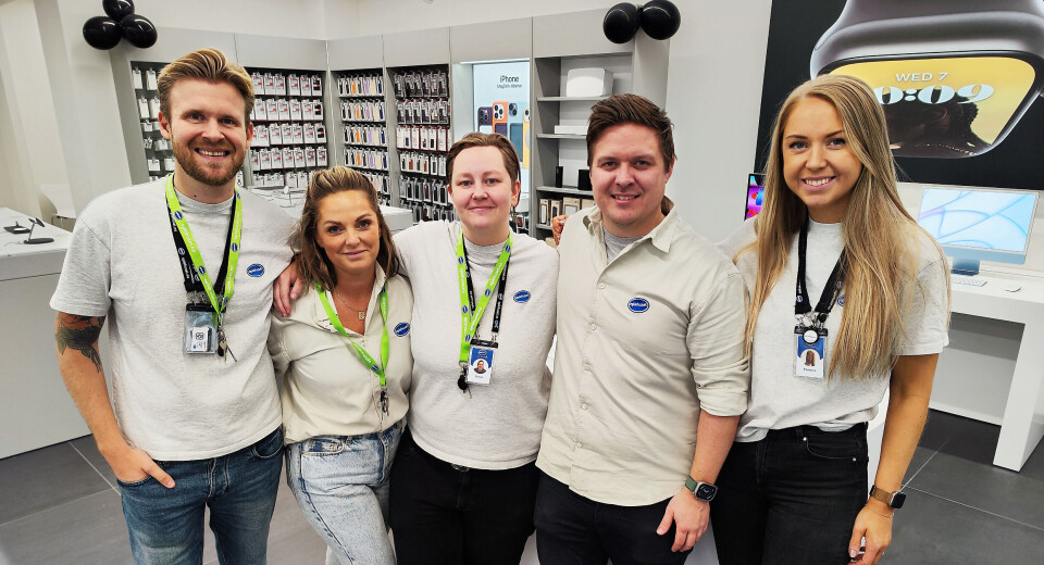 På åpningen av Eplehuset Ullevål var flere butikksjefer på plass; Christoffer Tunholm (Oslo City, f. v.), Nanett Johansen (Storgata), Synne Steen Hansen (Sandvika og Herkules), Bård Holstad (Hegdehaugsveien) og Therese Svanstrøm (Ullevål). Foto: Stian Sønsteng På åpningen av Eplehuset Ullevål var flere butikksjefer på plass; Christoffer Tunholm (Oslo City, f. v.), Nanett Johansen (Storgata), Synne Steen Hansen (Sandvika og Herkules), Bård Holstad (Hegdehaugsveien) og Therese Svanstrøm (Ullevål). Foto: Stian Sønsteng