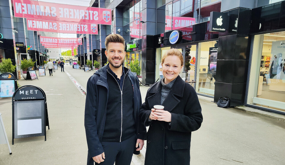 Administrerende direktør Espen Berger i Eplehuset (t. v.) og senterleder Vilde Holte Lerbak ved Amfi Ullevaal foran den nye butikken i handlegata. Foto: Stian Sønsteng