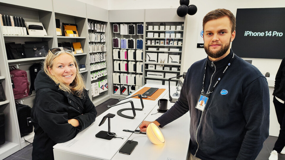 Eirik Myhrvold Pedersen (t. h.) hjelper kunde Linn Mauseth på åpningsdagen. Foto: Stian Sønsteng Eirik Myhrvold Pedersen (t. h.) hjelper kunde Linn Mauseth på åpningsdagen. Foto: Stian Sønsteng