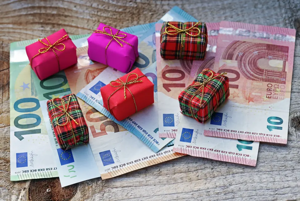 Det ser ikke ut til at nordmenn vil bruke mindre penger på gavene i år, til tross varsel om hardere tider. Foto: iStockphoto.com Det ser ikke ut til at nordmenn vil bruke mindre penger på gavene i år, til tross varsel om hardere tider. Foto: iStockphoto.com
