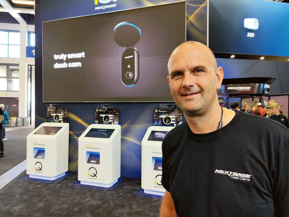 – Nextbase iQ er et smart dashbord-kamera, som med kunstig intelligens trygger både deg og bilen, sier Robert Ingebretsen i Nextbase. Foto: Stian Sønsteng – Nextbase iQ er et smart dashbord-kamera, som med kunstig intelligens trygger både deg og bilen, sier Robert Ingebretsen i Nextbase. Foto: Stian Sønsteng