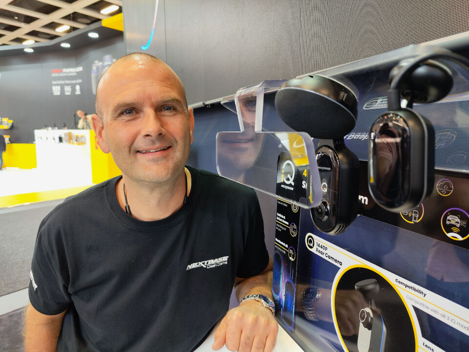 På IFA viser Robert Ingebretsen hvordan Nextbase iQ plasseres bak bakspeilet. Foto: Stian Sønsteng På IFA viser Robert Ingebretsen hvordan Nextbase iQ plasseres bak bakspeilet. Foto: Stian Sønsteng