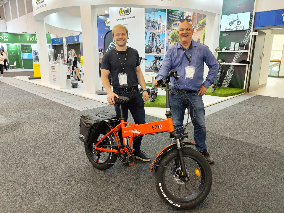 Flemming Grundvig Malthe (t. v.) og Claus Malthe med den sammenleggbare elsykkelen EMG Bomber. Foto: Stian Sønsteng
