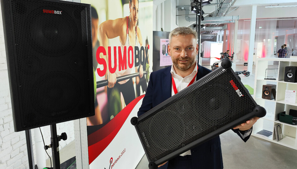 Europeisk produktdirektør for audio i Sharp, Matt Sienko, med de to Sumo Box-modellene. Foto: Stian Sønsteng
