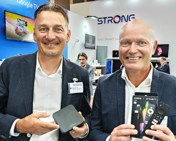 Kenn Jensen (t .v.) og Jens Hoff i Strong med Android-boksen LEAP-S1 (800,-) og Google TV-pinnen SRT41 (750,-), begge med 4K. Foto: Stian Sønsteng