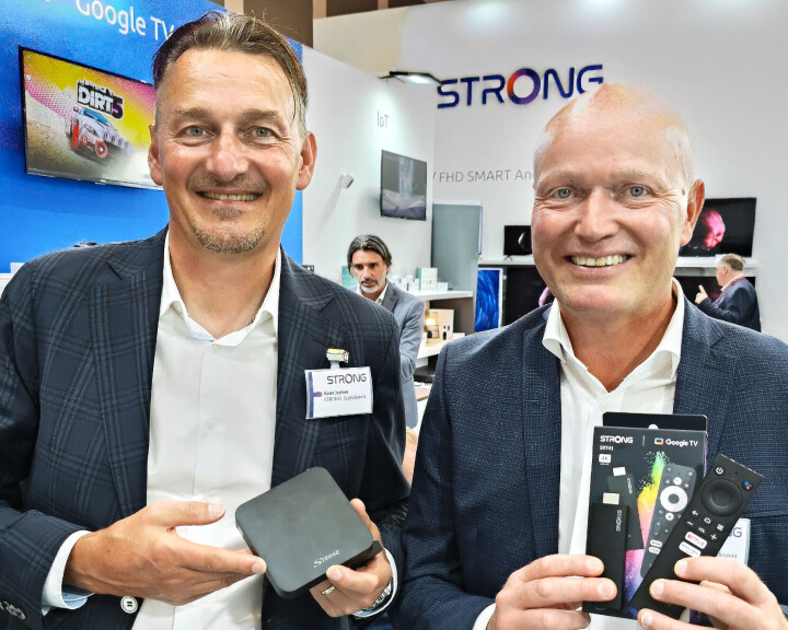 Kenn Jensen (t .v.) og Jens Hoff i Strong med Android-boksen LEAP-S1 (800,-) og Google TV-pinnen SRT41 (750,-), begge med 4K. Foto: Stian Sønsteng Kenn Jensen (t .v.) og Jens Hoff i Strong med Android-boksen LEAP-S1 (800,-) og Google TV-pinnen SRT41 (750,-), begge med 4K. Foto: Stian Sønsteng