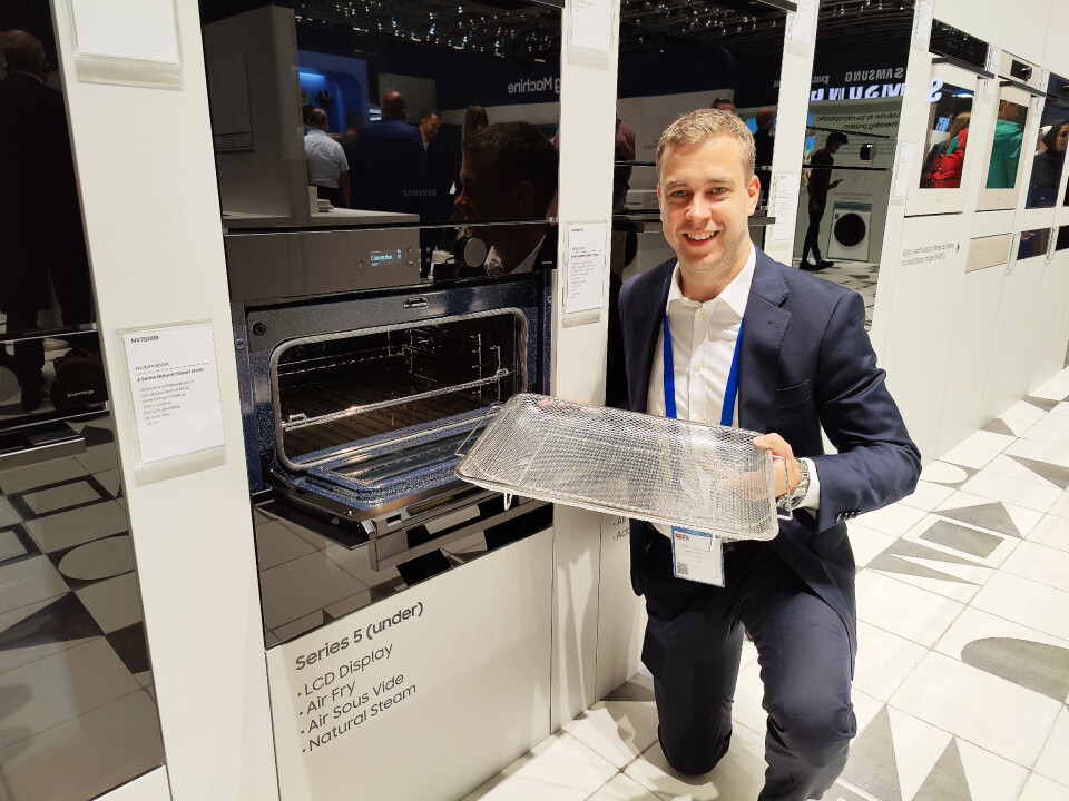 Christoffer Corneliussen med det perforerte Air Fry-brettet, her i en modell i 5-serien, som også har Dual Cook Flex, med delt ovnsdør. Foto: Stian Sønsteng Christoffer Corneliussen med det perforerte Air Fry-brettet, her i en modell i 5-serien, som også har Dual Cook Flex, med delt ovnsdør. Foto: Stian Sønsteng
