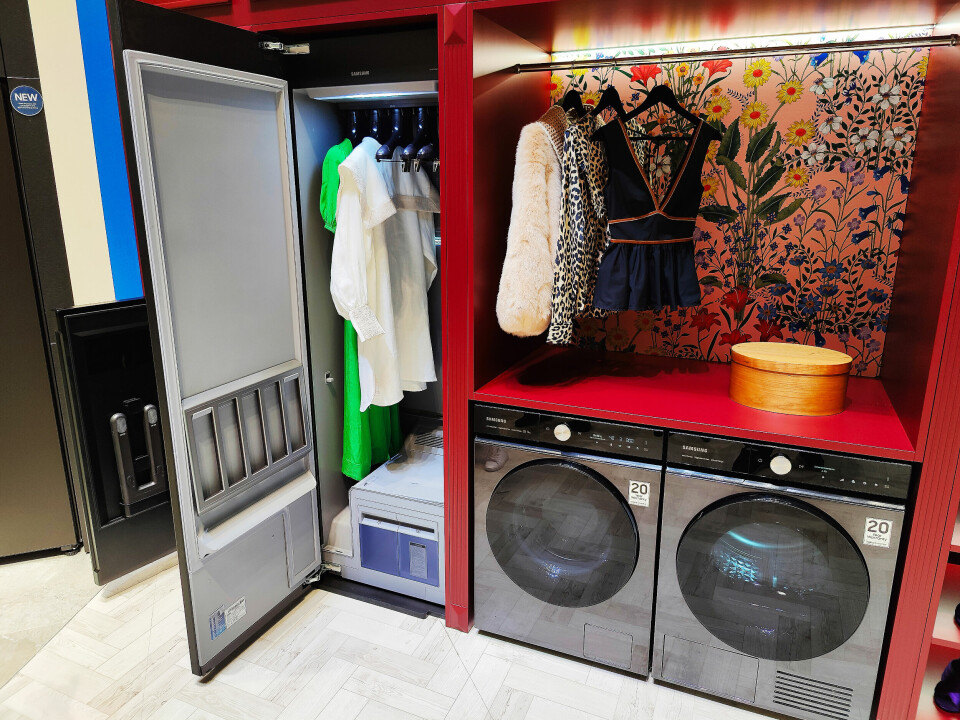 Samsung Air Dresser, som med damp skal fjerne 99,9 prosent av bakterier, midd og lukt, kommer i større versjon. Til høyre Bespoke vask og tørk, i fargen Black Caviar. Foto: Stian Sønsteng