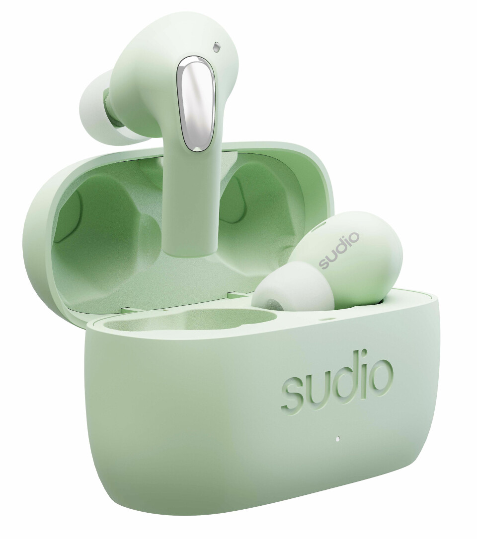 Sudio E2, her i fargen Jade, har teatralsk lyd (spatial audio), aktiv støydemping og mikrofonsystemet VividVoice. Pris: 1.300,- Foto: Sudio