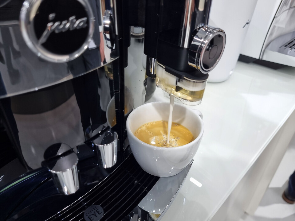 Melkeskummet går gjennom smaksirup som tilsettes gradvis, og dermed oppnås ønsket smak. Foto: Jan Røsholm