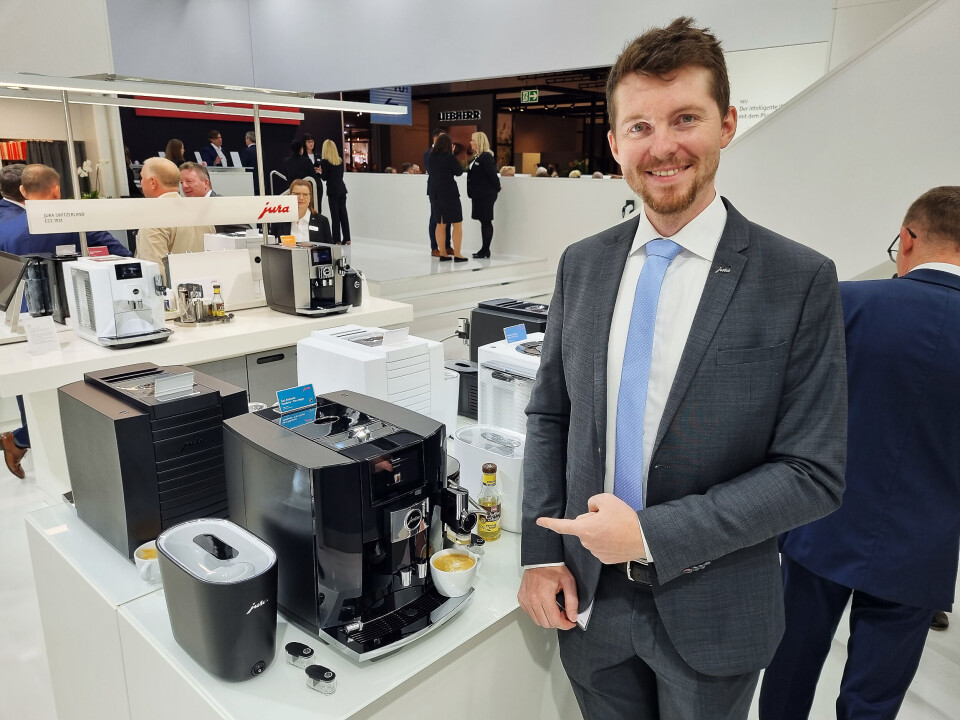 Robert Weil med Jura J8, som kan tilberede melkeskum med hans egen favorittsmak; Baileys. Foto: Jan Røsholm