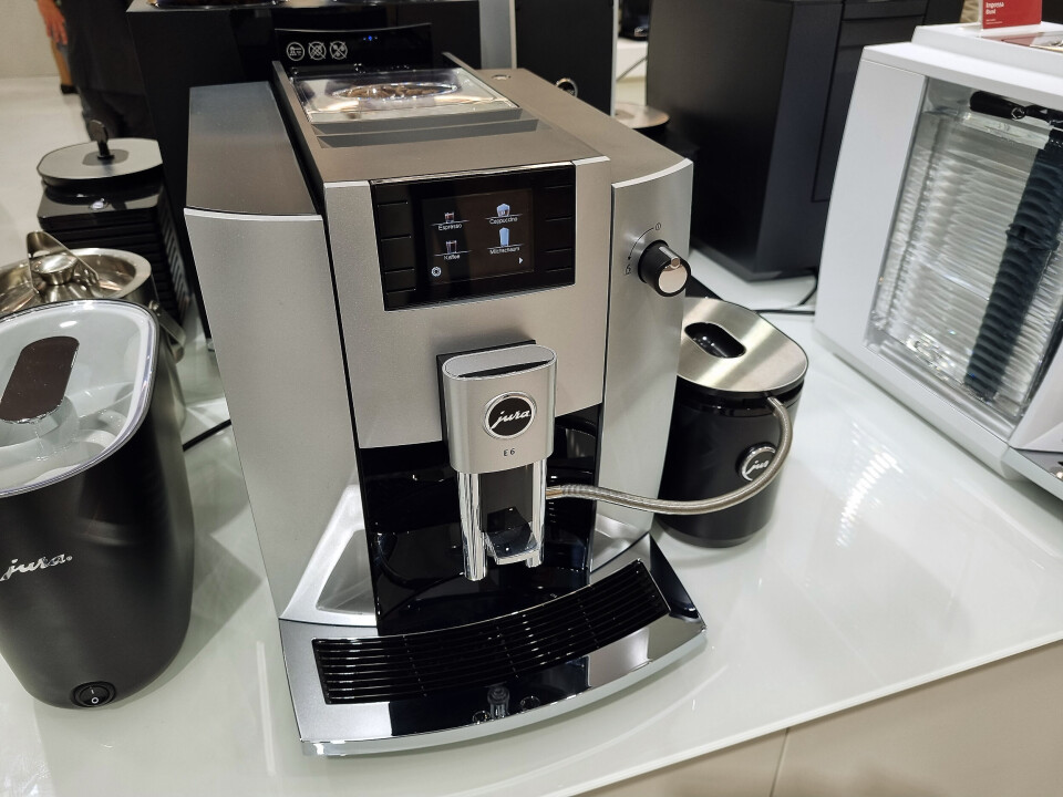 På Jura E6 er utløp for melk satt i midten for å redusere søl. Foto: Jan Røsholm