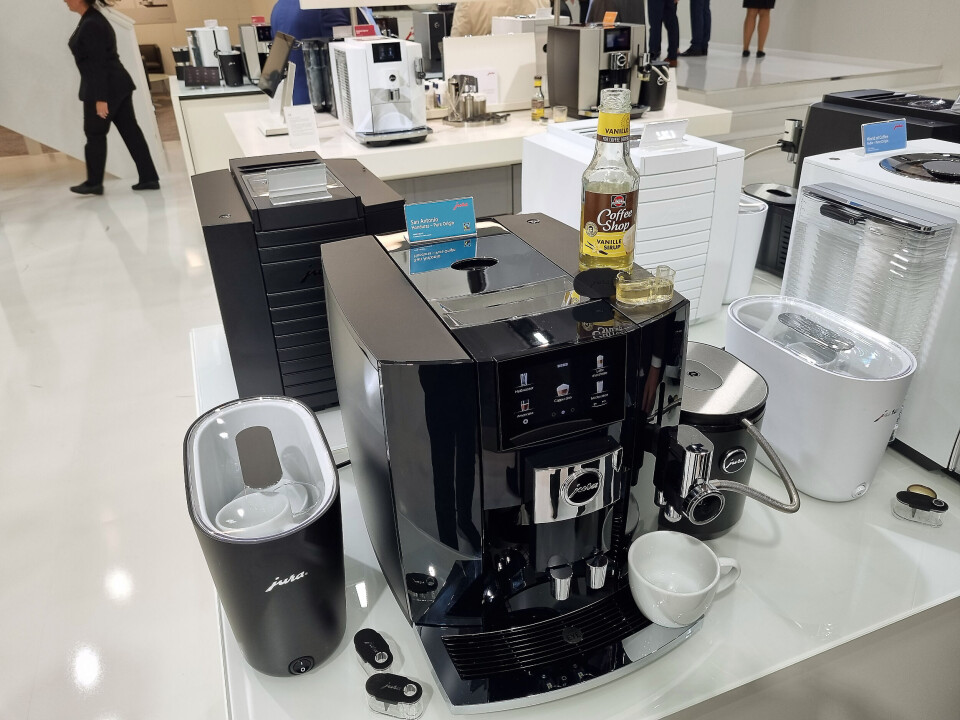 Jura J8 leveres med små beholdere for smakstilsetning. Foto: Jan Røsholm