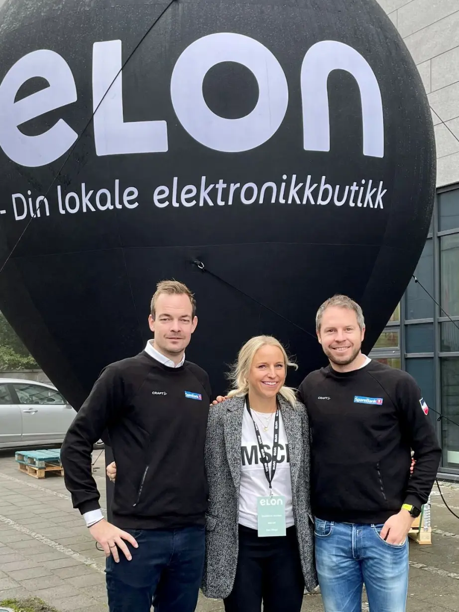 Kommersiell leder Peder Nævestad (f. .v) i NSF, Madeleine Skallebakke Unnfoss i Elon og landslagstrener Eirik Myhr Nossum. Foto: Elon Kommersiell leder Peder Nævestad (f. .v) i NSF, Madeleine Skallebakke Unnfoss i Elon og landslagstrener Eirik Myhr Nossum. Foto: Elon