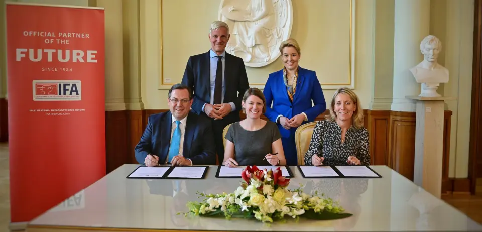 Martin Ecknig (adm. direktør Messe Berlin, f. v.), Sara Warneke (adm. direktør gfu), og Lisa Hannant (adm. direktør Clarion Events) undertegner avtalen. Bak står Stephan Schwarz (senator for økonomi, energi og bedrifter i Berlin) og Franziska Giffey (ordfører i Berlin). Foto: Messe Berlin Martin Ecknig (adm. direktør Messe Berlin, f. v.), Sara Warneke (adm. direktør gfu), og Lisa Hannant (adm. direktør Clarion Events) undertegner avtalen. Bak står Stephan Schwarz (senator for økonomi, energi og bedrifter i Berlin) og Franziska Giffey (ordfører i Berlin). Foto: Messe Berlin