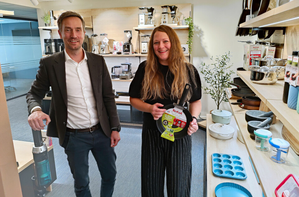 I Groupe SEBs lokaler på Lysaker, viser Even Wartiainen (t. v.) og Marie S. Hansen produkter både med og uten ledning. Foto: Stian Sønsteng