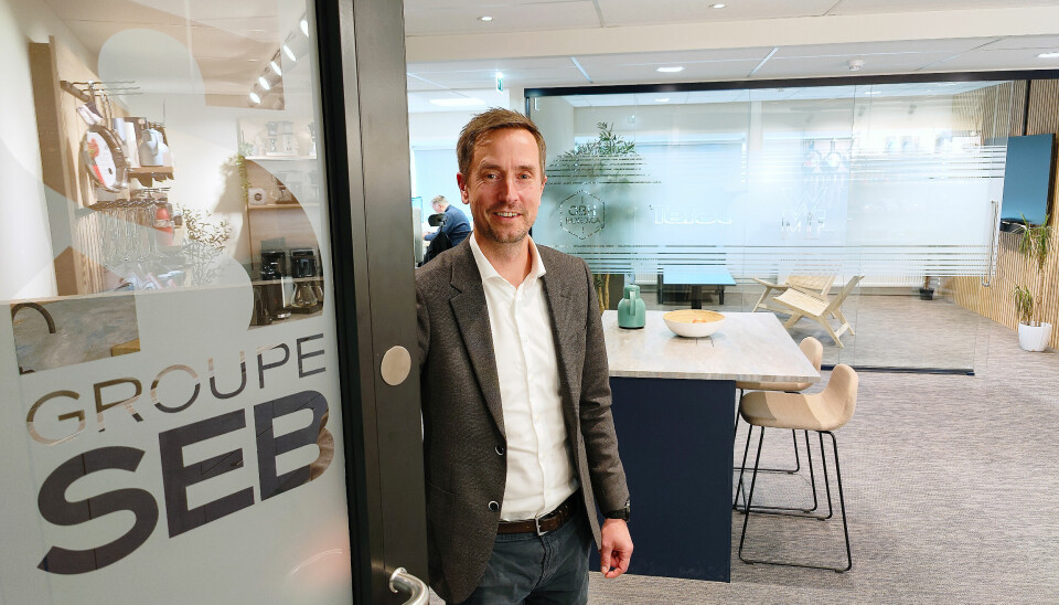 Daglig leder Even Wartiainen i Groupe SEB Norway AS ønsker velkommen til selskapets nye lokaler på Lysaker. Foto: Stian Sønsteng
