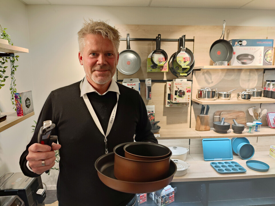 Øystein Kittelsen med produkter fra Tefal-serien Ingenio Resource, i resirkulert aluminium. Pris fra 800,- per sett. Foto: Stian Sønsteng Øystein Kittelsen med produkter fra Tefal-serien Ingenio Resource, i resirkulert aluminium. Pris fra 800,- per sett. Foto: Stian Sønsteng