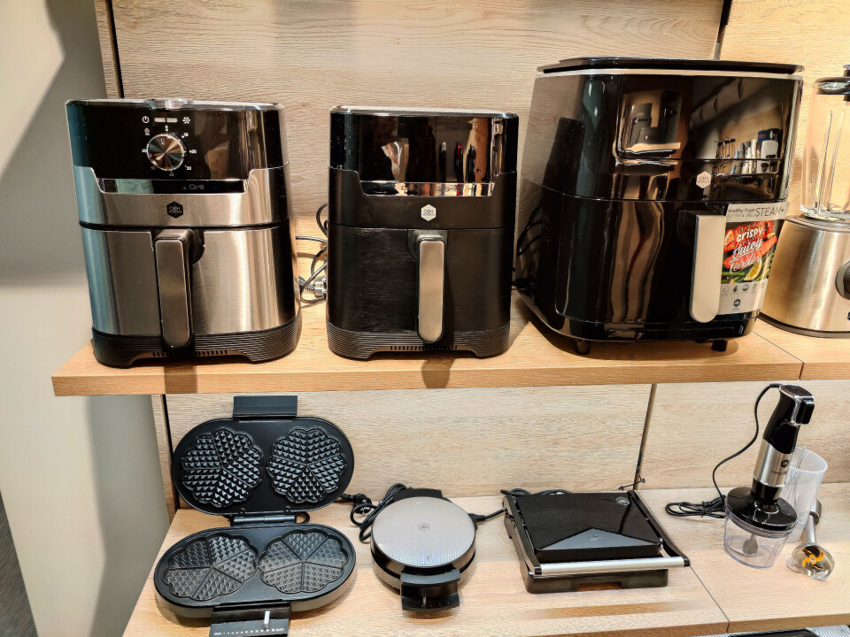 Noe av OBH Nordicas sortiment. Øverst til høyre luftfrityrmaskinen OBH Nordica Easy Fry Steam+, som var finalist i kåringen av årets kjøkkenprodukt 2022/2023. Foto: Stian Sønsteng Noe av OBH Nordicas sortiment. Øverst til høyre luftfrityrmaskinen OBH Nordica Easy Fry Steam+, som var finalist i kåringen av årets kjøkkenprodukt 2022/2023. Foto: Stian Sønsteng