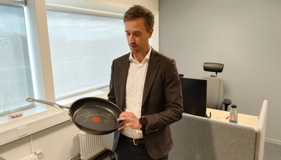 Even Wartiainen med en stekepanne signert av Jamie Olivier. Denne er ikke i daglig bruk. Foto: Stian Sønsteng Even Wartiainen med en stekepanne signert av Jamie Olivier. Denne er ikke i daglig bruk. Foto: Stian Sønsteng